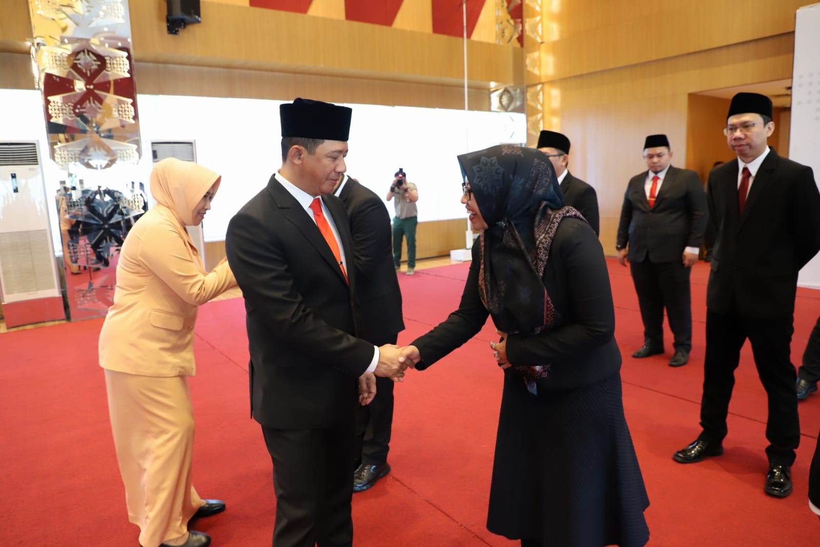 Kepala BNPB Letjen TNI Suharyanto (kedua dari kiri) bersama Ketua DWP BNPB Uke Suharyanto (pertama dari kiri) memberikan selamat kepada pejabat yang dilantik saat pelantikan Dua Belas Pejabat Administrator di Lingkungan BNPB pada Senin (12/6).